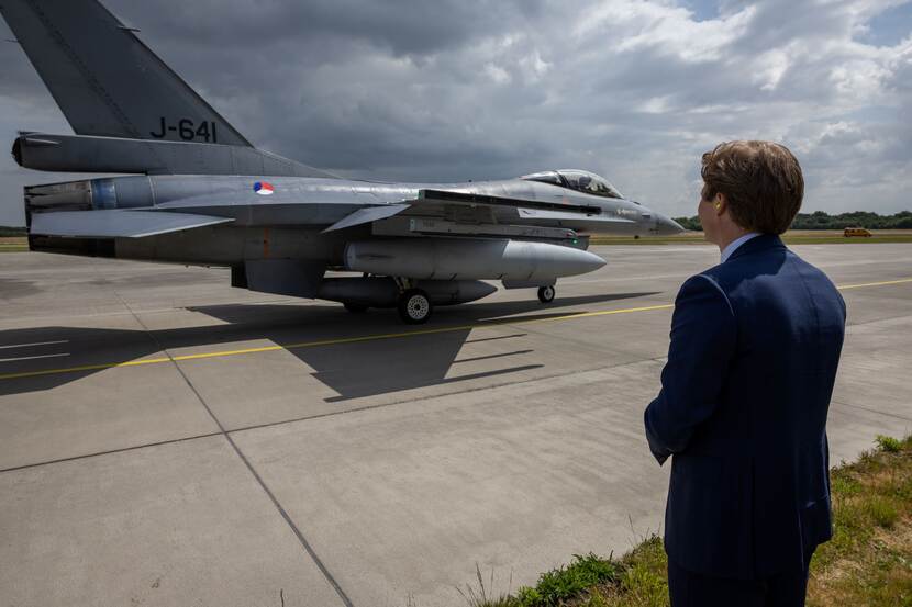 De minister kijkt naar een F-16.